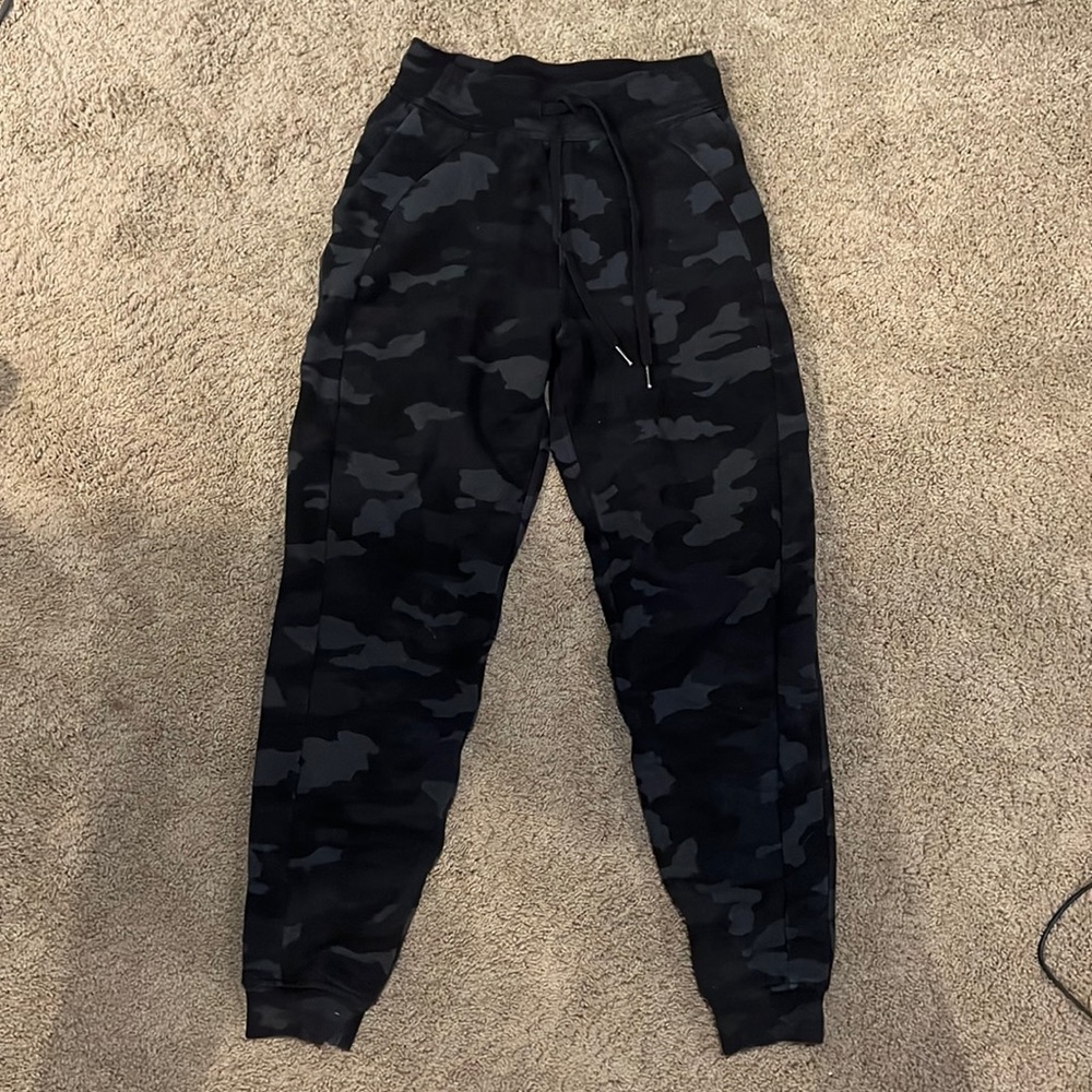 Size 4 lulu scuba joggers, camo